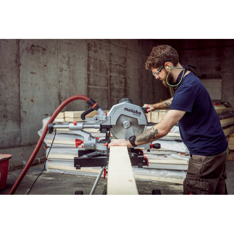 Торцовочная пила сетевая Metabo KGS305M (613305000)